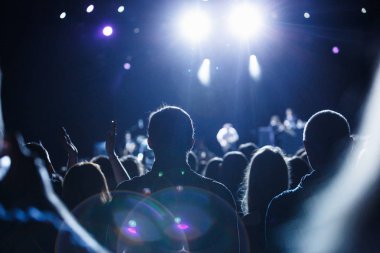Moskova-19 Kasım 2016: müzik hayranlarının kalabalığı gece kulübünde şovdan keyif aldı. Parlak konser sahne aydınlatma. Büyük grup insanlar favori şarkıları dinlemek