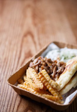 Kağıt tabak tablo büyük geleneksel Yunan mutfağı yemek hazır. Fast food medditeranean restoran menü yemekleri. Kavrulmuş et souvlaki yemeğin tadını çıkarın ve kızarmış gyros rulo. Abur cubur yemek listesi