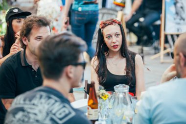 Moskova - 22 Ağustos, 2015: Tasarım Pazar Le piknik adlı popüler hipster olay Dewars Powerhouse gerçekleşti ve genç tasarımcı ve sanatçıların toplandı