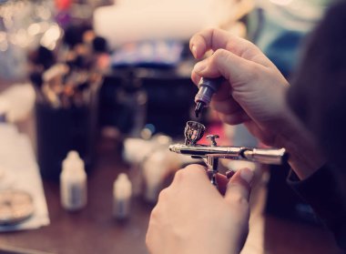 Airbrush sıvı boya ile doldurma sanatçı oluşturur. Modern hipster renkleri