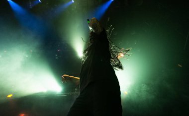 Moskova - 12 Şubat, 2017: ünlü hip hop şarkıcısı Waka Flocka alev performans gösteren canlı müzik programında sahne