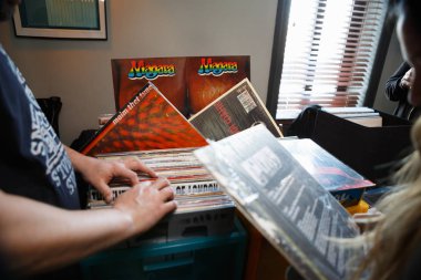 Moskova - 26 Mart, 2017: Hifi müzik severler toplandı, vinil recods müzik için turntable ile satın almak güç merkezi. DJ topluluk turntable çalmak için ses kayıtları satmak