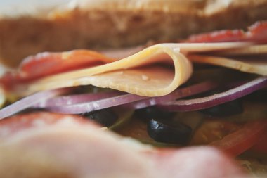 Dilimlenmiş jambon ve sosis, siyah zeytin, kesme ile lezzetli taze sandviç doğal sebze salatası ile bırakır. Fast food restoran menü sandviç. Kahvaltı, öğle yemeği için Amerikan kafe snack