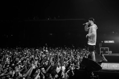 Moskova - 4 Kasım, 2016: gece kulübü kalabalık dans pistine. Müzikal konser gösterisi sırasında tam gece kulübü. İnsanlar iyi eğlenceler. Müzik eğlence olay, fanlar tadını çıkarın