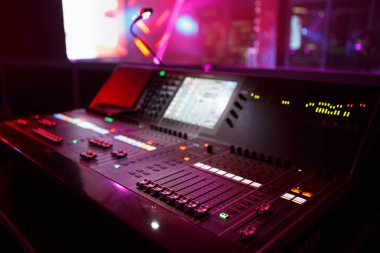 Moskova - 27 Ekim, 2016: gece kulübü conert çalışmaya ışık teknisyeni için sahne aydınlatma kontrol paneli. Sahne ışıkları denetleyicisi karıştırıcısı paneli. Profesyonel gece kulübü müzik ekipman içerik göster.