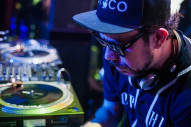 Moskova - 22 Kasım, 2015: Tropkillaz (Djs Laudz ve Zegon) mevcut yeni albüm kalpler On Fire Izvestiya Hall kulübünde