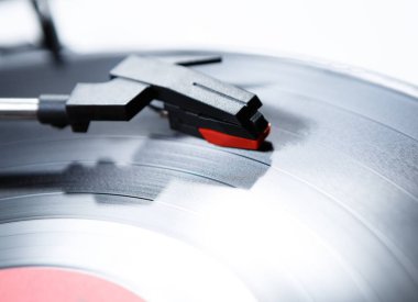  Retro hippi müzik çalar. Vintage elektronik aygıt dinleme vinil kayıtlar için.