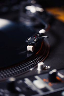 Pikap vinil plak çalar, analog ve dijital müzik Dj için analog ses teknolojisi. Yakın, makro için profesyonel stüdyo cihazları
