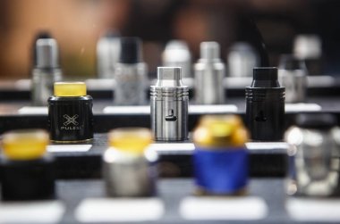 Kiev, Ukrayna-14 Nisan, 2018: yeni damla kafaları Vape Expo olay satışa vaping cihazlar için satın.