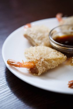 Beyaz tabakta Veitnamese restoranda lezzetli Çıtır karidesli rulo. Çin yemeği menü öğesi kafede. Soya sosu ile Asya geleneksel çanak beyaz tabakta. Karides deniz ürünleri 