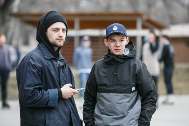 Moskova - 25 Mart, 2017: genç insanların agresif inç - line skate Yarışması açık skate park, eğlence yok. Buz pateni tamamlama seyirci