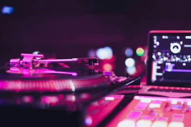 Moskova - 21 Mayıs, 2016: Dmc dünya Dj olay Yotaspace gece kulübünde. Japonya'dan assolist 2002 Dünya şampiyonu Dj Kentaro