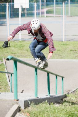 Moskova - 15 Ağustos, 2015: açık saldırgan rollerbladers tamamlama S3t Yarışması. Genç patenci adam Küpeşte üzerinde paten bileme.