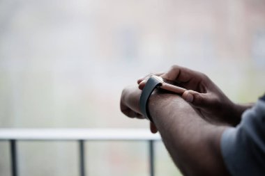 Trendy akıllı izle kullanan Afrika siyah adam elinde. Internet, şamata sosyal medya her zaman kalmak sağlar bağlı Modern Gadget'ı. Makro yakın çekim kol saatleri.