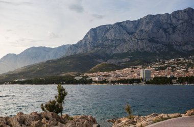 Makarska, Hırvatistan-21 Haziran 2017: Hırvatistan Rivierası 'nda yaz tatilinde alacakaranlık aydınlatması. Makarska kentinde Adriyatik Denizi ve dağ Biokovo güzel görünümü