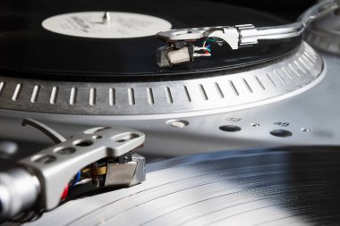 Vinil rekor müzik ile oynarken pikap. 