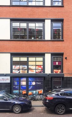 Lahey, Hollanda-25 Nisan 2018: Hollanda 'daki den Haag şehir caddesinde modern ofis binaları mimarisi.