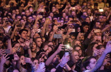 Moskova - 22 Şubat, 2017: büyük hip hop müzik Festivali gece kulübü. Müzik grubu Miyagi ve Endshpiel gece kulübünde konser. Konser kalabalık müzik için iyi eğlenceler. Gece hayatı eğlence olay Club