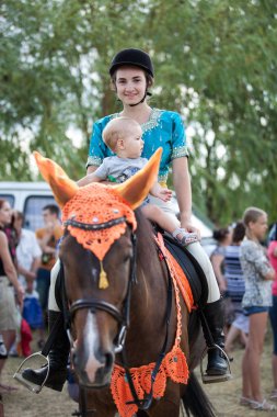 Mariupol, Ukraine - 17 Temmuz 2015: at binme Yarışması genç atlıların arasında. Yarışma açık yazın Binicilik.