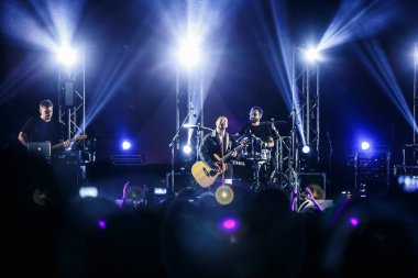 Odessa, Ukrayna-21 Ağustos, 2017: ünlü pop şarkıcısı Monatik şarkı parlak mavi konser aydınlatma sahnede. Yaz Festivali Zgames aşamada büyük popüler müzik
