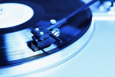 Müzikal vinil kaydı ile pikap oyuncu. Retro Tema.
