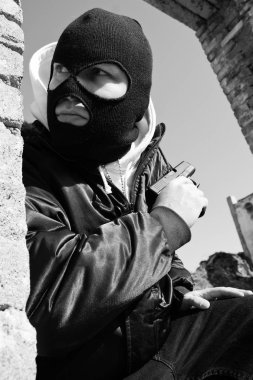 ceza yarı otomatik tabanca gizleme köşede taşıyan siyah maskeli