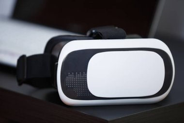 Mobil oyun app akıllı telefon oynamak için Modern artar gerçeklik Vr gözlük. Portatif Oyun Kulaklığı aygıt için smartphone. Video oyun üstünde belgili tanımlık gitmek. Popüler yeni oyun becerikli alet. Sanal gerçeklik kavramı