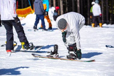 Bukovel, Ukrayna-19 Mart, 2018: Bukovel kar Park resort özel Kayak yolda gemide Snowboarder atlet sürmek. Güney Avrupa'da aşırı kış sporları. Tatil için seyahat hedef