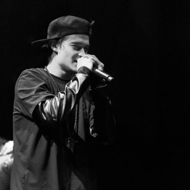 Moskova - 11 Nisan, 2015: popüler rap şarkıcısı Kravz gece kulübü sahnede büyük konser. Serin canlı hip hop müzik konser gece kulübünde.