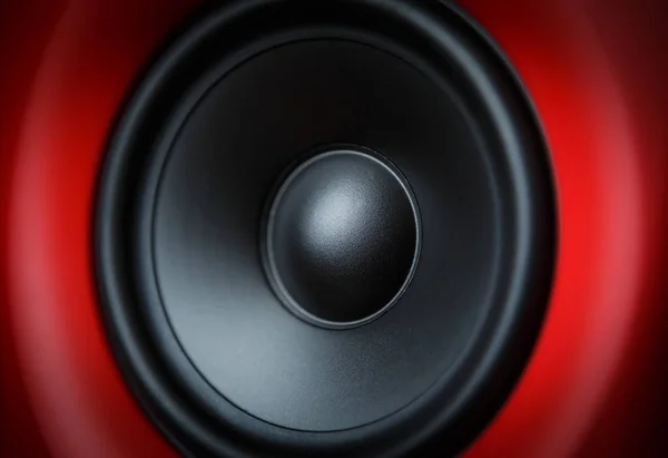 高保真是红响亮扬声器框在关闭 专业音响设备为 音乐家 高质量录音录音室设备 专注于 压音箱内置塑料箱 — 图库照片