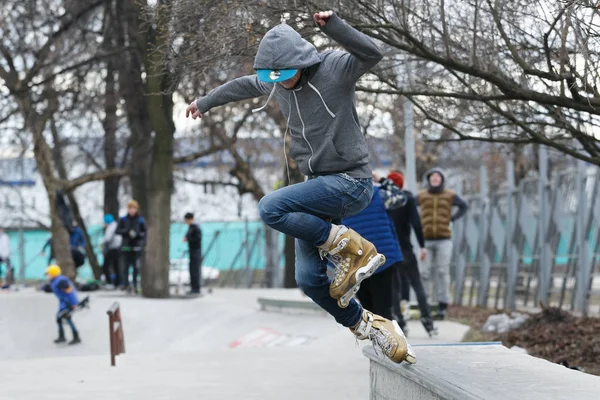 Moskou Maart 2017 Jonge Agressieve Inline Skater Vent Grind Richel — Stockfoto