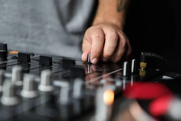 Mão Tocando Música Com Mixer Som Profissional Configurado Palco Boate — Fotografia de Stock