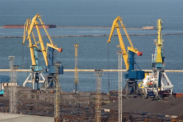 Vier Kranen Werk Bij Opslag Van Metalen Platen Gewalst Staal — Stockfoto