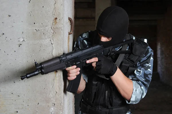 Hombre Militar Totalmente Equipado Con Armas Automáticas Jugando Béisbol — Foto de Stock