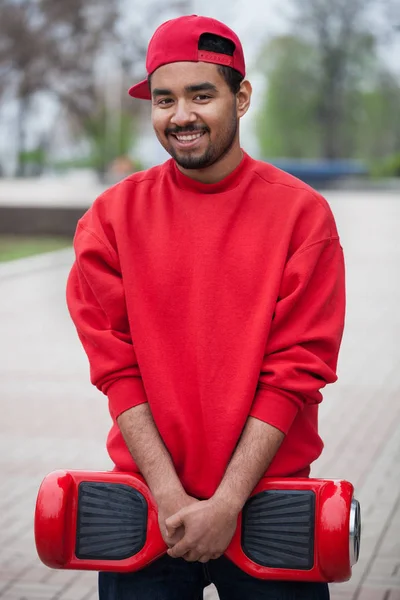 Genç Bir Modern Kırmızı Elektrikli Mini Segway Vurgulu Kurulu Scooter — Stok fotoğraf
