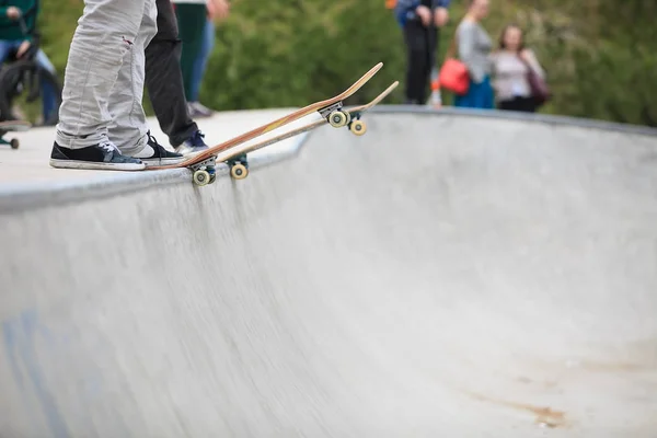 Skateboarder Uma Rampa Parque Skate Pronto Para Andar Skate Fazer — Fotografia de Stock