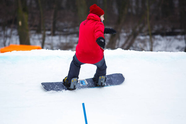 КИЕВ, УКРАИНА - 3 февраля 2018 года: Открытие Сноуборд-парка "Голосеев"
.