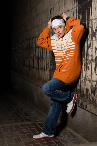 Jeune Homme Mode Posant Plein Air Dans Ville — Photo