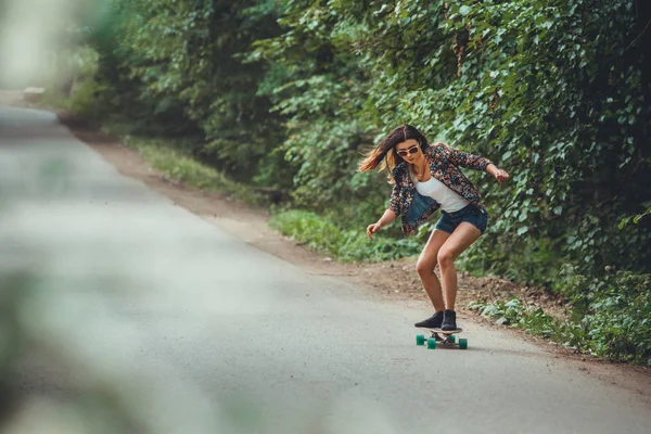 Joven Mujer Forma Hermosa Monopatín Parque — Foto de Stock