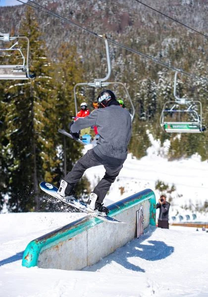 Bukovel Ukraine Março 2018 Snowboard Pro Rider Executa Truque Moagem — Fotografia de Stock