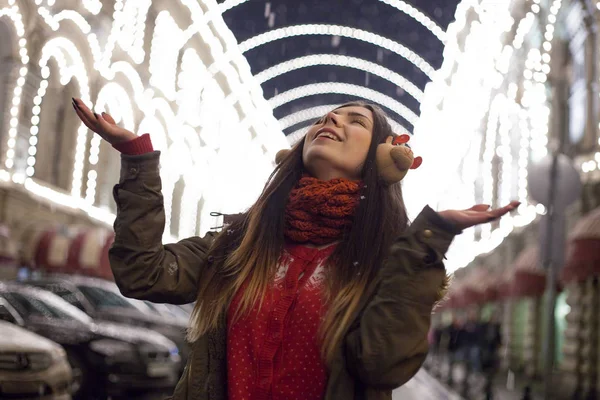 Ung Vacker Lycklig Kvinna Poserar Med Handflatorna Upp — Stockfoto