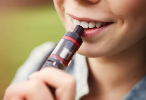 Young Vaper Woman Holding Vaping Device Her Mouth Happy Toothy — Stock Photo, Image