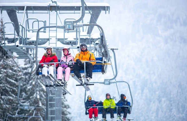 乌克兰布科维尔 2018年19日 冬季度假胜地滑雪者和滑雪者的椅子升降机 在喀尔巴泰山区的布科维尔冬季公园为乘坐滑雪板和滑雪板的活跃游客提供电梯 — 图库照片