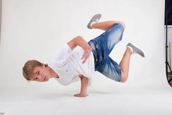 Adolescente Bboy Formação Sobre Fundo Branco — Fotografia de Stock