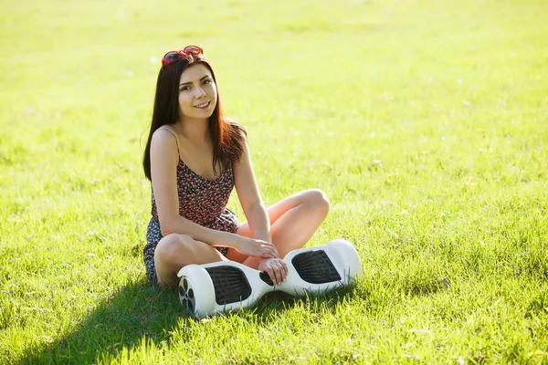 Jonge Brunette Vrouw Met Elektrische Mini Zweven Bestuur Scooter Groen — Stockfoto