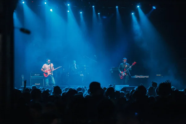 モスクワ 2016 Kirpichi バンドの大きな岩の音楽コンサート ギタリストのナイトクラブのステージでライブ番組を再生 — ストック写真