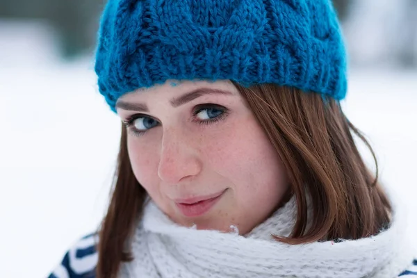 Retrato Chica Atractiva Pelo Rojo Blanco Joven Con Ojos Azules —  Fotos de Stock