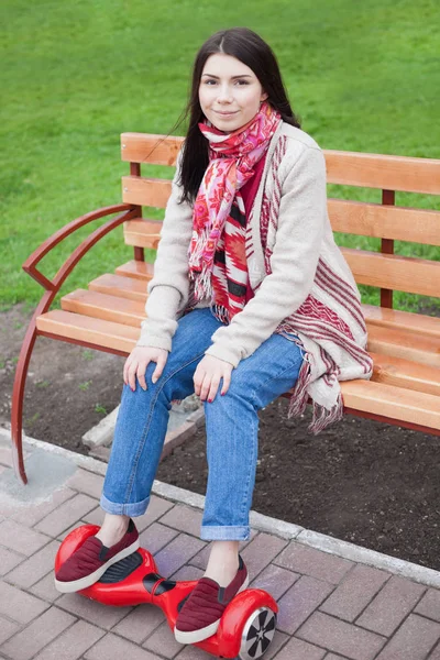 Modelo Feminino Segurando Moderno Mini Segway Elétrico Vermelho Hover Scooter — Fotografia de Stock