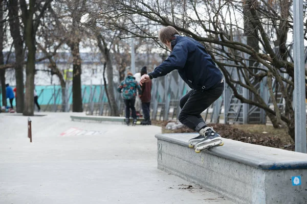 莫斯科 2017年3月25日 在户外溜冰鞋公园举行的户外溜冰比赛中 年轻好斗的内线溜冰者在极端在线溜冰鞋上磨窗台 — 图库照片