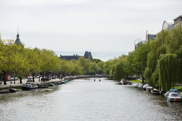 Amsterdam Netherlands April 2019 Vertäut Hausboote Schwimmen Auf Wasseroberfläche Kanal — Stockfoto